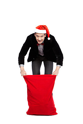 포토 JPG 스튜디오촬영 전신 외국인 해외기획촬영 모자 라이프스타일 2012년태국 기념일 남자 크리스마스 산타모자 실내 숙이기 크리스마스선물 선물 한명 서기 미소 웃음 누끼 사람 정장 이벤트 20대 성인 앞모습 산타클로스 보따리 남자만 남자한명만 성인남자만 청년만 청년남자만 청년남자한명만 성인한명만 성인남자한명만 성인만 국내포토 모자_잡화 1 잡화 옷 뷰포인트 포즈 모션 표정 인종 청년 내부 생활 파일형식