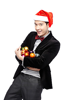 포토 JPG 스튜디오촬영 외국인 해외기획촬영 모자 라이프스타일 2012년태국 기념일 남자 크리스마스장식 크리스마스 산타모자 공 크리스마스용품 실내 한명 서기 미소 웃음 들기 누끼 사람 정장 이벤트 20대 성인 옆모습 장식 산타클로스 장식볼 남자만 남자한명만 성인남자만 청년만 청년남자만 청년남자한명만 성인한명만 성인남자한명만 성인만 국내포토 모자_잡화 1 잡화 옷 뷰포인트 모션 표정 인종 청년 내부 생활 용품 파일형식