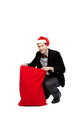 포토 JPG 스튜디오촬영 전신 외국인 해외기획촬영 모자 라이프스타일 2012년태국 기념일 남자 크리스마스 산타모자 실내 크리스마스선물 선물 한명 미소 웃음 누끼 사람 앉기 정장 이벤트 20대 성인 산타클로스 보따리 남자만 남자한명만 성인남자만 청년만 청년남자만 청년남자한명만 성인한명만 성인남자한명만 성인만 국내포토 모자_잡화 1 잡화 옷 모션 표정 인종 청년 내부 생활 파일형식