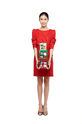 포토 JPG 스튜디오촬영 전신 외국인 해외기획촬영 라이프스타일 2012년태국 원피스 여자 기념일 컬러 크리스마스 실내 크리스마스선물 선물 한명 서기 미소 웃음 들기 누끼 사람 동양인 이벤트 20대 성인 앞모습 빨간색 선물상자 상자 여자만 여자한명만 성인여자만 청년만 청년여자만 성인한명만 청년여자한명만 성인여자한명만 성인만 국내포토 1 옷 뷰포인트 모션 표정 인종 청년 내부 생활 파일형식