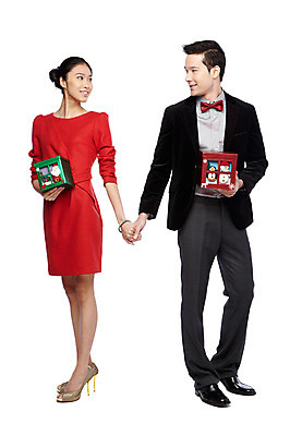 포토 JPG 스튜디오촬영 전신 외국인 해외기획촬영 라이프스타일 커플 2012년태국 원피스 여자 기념일 남자 커플라이프 크리스마스 실내 크리스마스선물 선물 서기 미소 웃음 들기 누끼 사람 동양인 정장 이벤트 20대 성인 두명 앞모습 선물상자 상자 마주보기 손잡기 청년만 성인만 국내포토 옷 뷰포인트 관계 모션 표정 인종 청년 내부 생활 파일형식