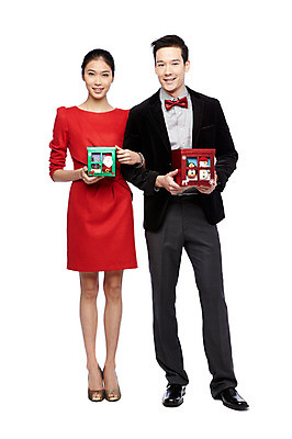 포토 JPG 스튜디오촬영 전신 외국인 해외기획촬영 라이프스타일 커플 2012년태국 원피스 여자 기념일 남자 커플라이프 크리스마스 실내 크리스마스선물 선물 서기 미소 웃음 들기 누끼 사람 동양인 정장 이벤트 20대 성인 두명 앞모습 선물상자 상자 팔짱 청년만 성인만 국내포토 옷 뷰포인트 관계 모션 표정 인종 청년 내부 생활 파일형식