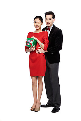 포토 JPG 스튜디오촬영 전신 외국인 해외기획촬영 라이프스타일 커플 2012년태국 원피스 여자 기념일 남자 커플라이프 크리스마스 안기 포옹 실내 크리스마스선물 선물 서기 미소 웃음 들기 누끼 사람 동양인 정장 이벤트 20대 성인 두명 앞모습 선물상자 상자 청년만 성인만 국내포토 옷 뷰포인트 관계 모션 표정 인종 청년 내부 생활 파일형식