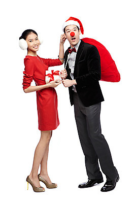 포토 JPG 스튜디오촬영 전신 외국인 해외기획촬영 모자 라이프스타일 커플 2012년태국 원피스 여자 기념일 남자 커플라이프 크리스마스 산타모자 실내 선물 서기 미소 웃음 들기 누끼 사람 동양인 정장 이벤트 20대 성인 두명 옆모습 선물상자 상자 산타클로스 빨간코 귀마개 보따리 청년만 성인만 국내포토 모자_잡화 잡화 옷 뷰포인트 관계 모션 표정 인종 청년 내부 생활 파일형식