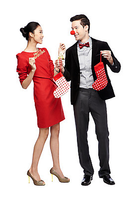 포토 JPG 스튜디오촬영 전신 외국인 해외기획촬영 라이프스타일 커플 2012년태국 원피스 여자 기념일 남자 커플라이프 크리스마스장식 크리스마스 크리스마스용품 양말 실내 서기 미소 웃음 들기 누끼 사람 동양인 정장 이벤트 20대 성인 두명 앞모습 장식 크리스마스트리 마주보기 빨간코 크리스마스양말 청년만 성인만 국내포토 옷 뷰포인트 관계 모션 표정 인종 청년 내부 생활 용품 파일형식