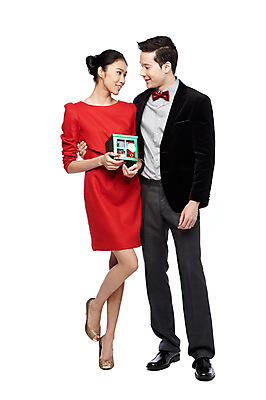 포토 JPG 스튜디오촬영 전신 외국인 해외기획촬영 라이프스타일 커플 2012년태국 원피스 여자 기념일 남자 커플라이프 크리스마스 안기 포옹 실내 크리스마스선물 선물 서기 미소 웃음 들기 누끼 사람 동양인 정장 이벤트 20대 성인 두명 앞모습 선물상자 상자 마주보기 청년만 성인만 국내포토 옷 뷰포인트 관계 모션 표정 인종 청년 내부 생활 파일형식