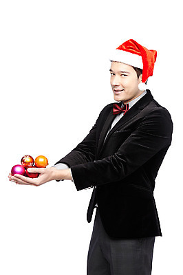 포토 JPG 스튜디오촬영 외국인 해외기획촬영 모자 라이프스타일 2012년태국 기념일 남자 크리스마스장식 크리스마스 산타모자 공 크리스마스용품 실내 한명 서기 미소 웃음 들기 누끼 사람 정장 이벤트 20대 성인 옆모습 장식 산타클로스 장식볼 남자만 남자한명만 성인남자만 청년만 청년남자만 청년남자한명만 성인한명만 성인남자한명만 성인만 국내포토 모자_잡화 1 잡화 옷 뷰포인트 모션 표정 인종 청년 내부 생활 용품 파일형식