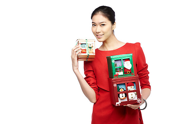 포토 JPG 스튜디오촬영 외국인 해외기획촬영 라이프스타일 2012년태국 원피스 여자 기념일 컬러 크리스마스 실내 크리스마스선물 선물 한명 미소 웃음 들기 누끼 사람 동양인 이벤트 상반신 20대 성인 앞모습 빨간색 선물상자 상자 여자만 여자한명만 성인여자만 청년만 청년여자만 성인한명만 청년여자한명만 성인여자한명만 성인만 국내포토 1 옷 뷰포인트 모션 표정 인종 청년 내부 생활 파일형식