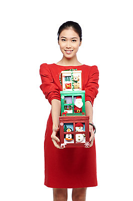 포토 JPG 스튜디오촬영 외국인 해외기획촬영 라이프스타일 2012년태국 원피스 여자 기념일 컬러 크리스마스 실내 크리스마스선물 선물 한명 서기 미소 웃음 들기 누끼 사람 동양인 이벤트 20대 성인 앞모습 빨간색 선물상자 상자 여자만 여자한명만 성인여자만 청년만 청년여자만 성인한명만 청년여자한명만 성인여자한명만 성인만 국내포토 1 옷 뷰포인트 모션 표정 인종 청년 내부 생활 파일형식