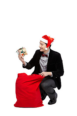 포토 JPG 스튜디오촬영 전신 외국인 해외기획촬영 모자 라이프스타일 응시 2012년태국 기념일 남자 크리스마스 산타모자 실내 크리스마스선물 선물 한명 미소 웃음 들기 누끼 사람 앉기 정장 이벤트 20대 성인 선물상자 상자 산타클로스 보따리 남자만 남자한명만 성인남자만 청년만 청년남자만 청년남자한명만 성인한명만 성인남자한명만 성인만 국내포토 모자_잡화 1 시선 잡화 옷 모션 표정 인종 청년 내부 생활 파일형식