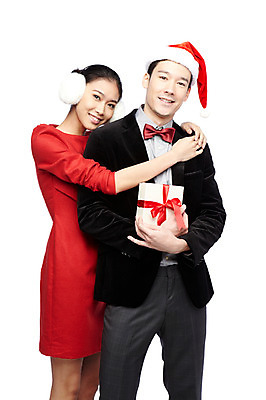 포토 JPG 스튜디오촬영 외국인 해외기획촬영 모자 라이프스타일 커플 2012년태국 원피스 여자 기념일 남자 커플라이프 크리스마스 산타모자 안기 포옹 실내 크리스마스선물 선물 미소 웃음 들기 누끼 사람 동양인 정장 이벤트 20대 성인 두명 앞모습 선물상자 상자 산타클로스 귀마개 청년만 성인만 국내포토 모자_잡화 잡화 옷 뷰포인트 관계 모션 표정 인종 청년 내부 생활 파일형식