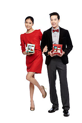 포토 JPG 스튜디오촬영 전신 외국인 해외기획촬영 라이프스타일 커플 2012년태국 원피스 여자 기념일 남자 커플라이프 크리스마스 실내 크리스마스선물 선물 서기 미소 웃음 들기 누끼 사람 동양인 정장 이벤트 20대 성인 두명 앞모습 선물상자 상자 팔짱 청년만 성인만 국내포토 옷 뷰포인트 관계 모션 표정 인종 청년 내부 생활 파일형식
