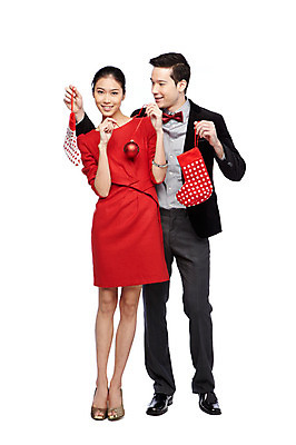 포토 JPG 스튜디오촬영 전신 외국인 해외기획촬영 라이프스타일 커플 2012년태국 원피스 여자 기념일 남자 커플라이프 크리스마스장식 크리스마스 공 크리스마스용품 양말 실내 서기 미소 웃음 들기 누끼 사람 동양인 정장 이벤트 20대 성인 두명 앞모습 장식 장식볼 크리스마스양말 청년만 성인만 국내포토 옷 뷰포인트 관계 모션 표정 인종 청년 내부 생활 용품 파일형식