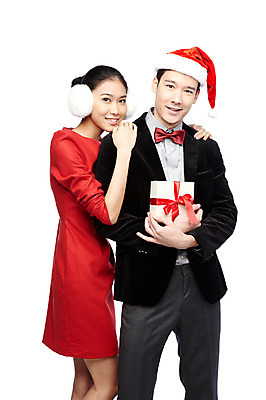 포토 JPG 스튜디오촬영 외국인 해외기획촬영 모자 라이프스타일 커플 2012년태국 원피스 여자 기념일 남자 커플라이프 크리스마스 산타모자 실내 크리스마스선물 선물 서기 미소 웃음 들기 누끼 사람 동양인 정장 이벤트 20대 성인 두명 앞모습 선물상자 상자 산타클로스 귀마개 청년만 성인만 국내포토 모자_잡화 잡화 옷 뷰포인트 관계 모션 표정 인종 청년 내부 생활 파일형식