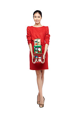 포토 JPG 스튜디오촬영 전신 외국인 해외기획촬영 라이프스타일 2012년태국 원피스 여자 기념일 컬러 크리스마스 실내 크리스마스선물 선물 한명 서기 미소 웃음 들기 누끼 사람 동양인 이벤트 20대 성인 앞모습 빨간색 선물상자 상자 여자만 여자한명만 성인여자만 청년만 청년여자만 성인한명만 청년여자한명만 성인여자한명만 성인만 국내포토 1 옷 뷰포인트 모션 표정 인종 청년 내부 생활 파일형식