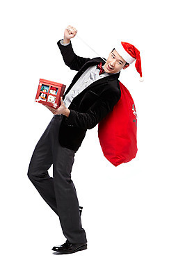 포토 JPG 스튜디오촬영 전신 외국인 해외기획촬영 모자 라이프스타일 2012년태국 기념일 남자 포즈 크리스마스 산타모자 실내 크리스마스선물 선물 한명 서기 미소 웃음 들기 누끼 사람 정장 이벤트 20대 성인 옆모습 선물상자 상자 산타클로스 보따리 무거움 남자만 남자한명만 성인남자만 청년만 청년남자만 청년남자한명만 성인한명만 성인남자한명만 성인만 국내포토 모자_잡화 1 잡화 옷 뷰포인트 모션 표정 인종 청년 내부 생활 무게 파일형식