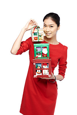 포토 JPG 스튜디오촬영 외국인 해외기획촬영 라이프스타일 2012년태국 원피스 여자 기념일 컬러 크리스마스 실내 크리스마스선물 선물 한명 서기 미소 웃음 들기 누끼 사람 동양인 이벤트 20대 성인 앞모습 빨간색 선물상자 상자 여자만 여자한명만 성인여자만 청년만 청년여자만 성인한명만 청년여자한명만 성인여자한명만 성인만 국내포토 1 옷 뷰포인트 모션 표정 인종 청년 내부 생활 파일형식