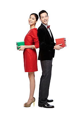 포토 JPG 스튜디오촬영 전신 외국인 해외기획촬영 라이프스타일 커플 2012년태국 원피스 여자 기념일 남자 커플라이프 크리스마스 실내 크리스마스선물 선물 서기 미소 웃음 들기 누끼 사람 동양인 정장 이벤트 20대 성인 두명 옆모습 선물상자 상자 등맞대기 청년만 성인만 국내포토 옷 뷰포인트 관계 모션 표정 인종 청년 내부 생활 파일형식