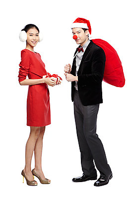 포토 JPG 스튜디오촬영 전신 외국인 해외기획촬영 모자 라이프스타일 커플 2012년태국 원피스 여자 기념일 남자 커플라이프 크리스마스 산타모자 실내 크리스마스선물 선물 서기 미소 웃음 들기 누끼 사람 동양인 정장 이벤트 20대 성인 두명 옆모습 선물상자 상자 산타클로스 마주보기 빨간코 귀마개 보따리 청년만 성인만 국내포토 모자_잡화 잡화 옷 뷰포인트 관계 모션 표정 인종 청년 내부 생활 파일형식