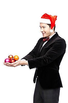 포토 JPG 스튜디오촬영 외국인 해외기획촬영 모자 라이프스타일 2012년태국 기념일 남자 크리스마스장식 크리스마스 산타모자 공 크리스마스용품 실내 한명 서기 미소 웃음 들기 누끼 사람 정장 이벤트 20대 성인 옆모습 장식 산타클로스 장식볼 남자만 남자한명만 성인남자만 청년만 청년남자만 청년남자한명만 성인한명만 성인남자한명만 성인만 국내포토 모자_잡화 1 잡화 옷 뷰포인트 모션 표정 인종 청년 내부 생활 용품 파일형식