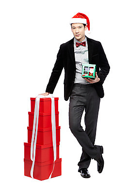 포토 JPG 스튜디오촬영 전신 외국인 해외기획촬영 모자 라이프스타일 2012년태국 기념일 남자 크리스마스 산타모자 실내 크리스마스선물 선물 한명 서기 들기 누끼 사람 정장 이벤트 20대 성인 앞모습 선물상자 상자 산타클로스 쌓기 남자만 남자한명만 성인남자만 청년만 청년남자만 청년남자한명만 성인한명만 성인남자한명만 성인만 국내포토 모자_잡화 1 잡화 옷 뷰포인트 모션 인종 청년 내부 생활 파일형식