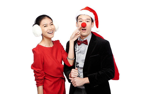 포토 JPG 스튜디오촬영 외국인 해외기획촬영 모자 라이프스타일 커플 2012년태국 원피스 여자 기념일 남자 커플라이프 크리스마스 산타모자 실내 크리스마스선물 선물 미소 웃음 들기 누끼 사람 동양인 정장 손짓 이벤트 상반신 20대 성인 두명 앞모습 산타클로스 가리킴 빨간코 귀마개 보따리 청년만 성인만 국내포토 모자_잡화 잡화 옷 뷰포인트 관계 모션 표정 인종 청년 내부 생활 파일형식