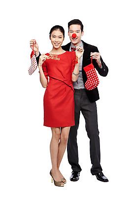포토 JPG 스튜디오촬영 전신 외국인 해외기획촬영 라이프스타일 커플 2012년태국 원피스 여자 기념일 남자 커플라이프 크리스마스장식 크리스마스 크리스마스용품 양말 실내 서기 미소 웃음 들기 누끼 사람 동양인 정장 이벤트 20대 성인 두명 앞모습 장식 크리스마스트리 빨간코 크리스마스양말 청년만 성인만 국내포토 옷 뷰포인트 관계 모션 표정 인종 청년 내부 생활 용품 파일형식