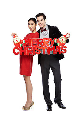 포토 JPG 스튜디오촬영 전신 외국인 해외기획촬영 문자 라이프스타일 커플 영어 2012년태국 원피스 여자 기념일 남자 커플라이프 크리스마스장식 크리스마스 크리스마스용품 실내 서기 미소 웃음 들기 누끼 사람 동양인 정장 이벤트 20대 성인 두명 앞모습 장식 청년만 성인만 국내포토 옷 뷰포인트 관계 모션 표정 인종 청년 내부 생활 용품 파일형식