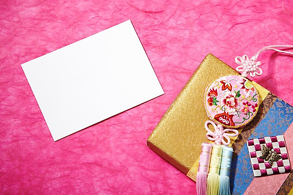 포토 JPG 스튜디오촬영 한국문화 한국전통 전통 문양 배너 잡화 명절 종이 전통문화 무늬 꽃무늬 패턴 포장 장신구 안내 사각프레임 프레임 전통소품 한국 알림판 실내 선물 사람없음 선물상자 상자 전통무늬 알림 한지 오브젝트 노리개 자수 국내포토 동양문화 기념일 꽃 아시아 문화 내부 사각형 파일형식