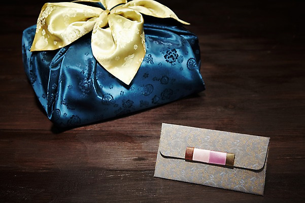 포토 JPG 스튜디오촬영 한국문화 한국전통 전통 명절 전통문화 백그라운드 포장 봉투 편지봉투 전통소품 실내 선물 사람없음 선물상자 보자기 편지 오브젝트 보따리 상품권 축하카드 국내포토 카드프레임 동양문화 기념일 문화 카드_감사 프레임 한국 내부 상자 파일형식 천_직물