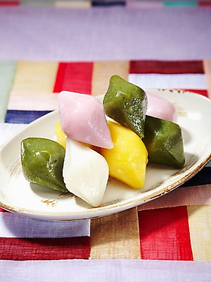 포토 JPG 스튜디오촬영 한국문화 한국전통 전통 그릇 식기 접시 명절 전통문화 음식 백그라운드 떡 한국 실내 사람없음 추석 전통음식 식탁보 송편 명절음식 조각보 국내포토 동양문화 기념일 아시아 문화 내부 보자기_천 파일형식