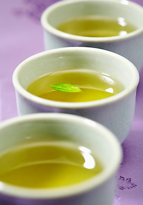 포토 JPG 스튜디오촬영 한국문화 한국전통 전통 전통문화 음료 음식 백그라운드 잎 나뭇잎 잔 전통소품 실내 근접촬영 사람없음 아웃포커스 장식 컵 차 전통차 찻잔 실크 녹차 천 오브젝트 국내포토 식물 동양문화 식기 문화 뷰포인트 한국 촬영기법 내부 차_음료 직물 파일형식