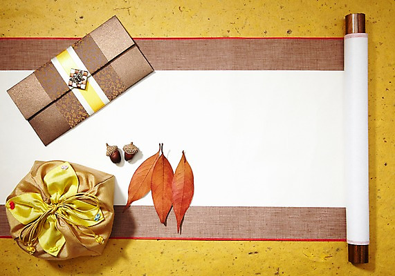 포토 JPG 스튜디오촬영 한국문화 한국전통 전통 배너 명절 열매 종이 전통문화 백그라운드 낙엽 잎 나뭇잎 봉투 편지봉투 안내 사각프레임 프레임 전통소품 한국 광고판 알림판 실내 사람없음 가을 실크 두루마리 편지 천 알림 오브젝트 보따리 상품권 도토리 축하카드 족자 국내포토 카드프레임 식물 동양문화 계절 기념일 아시아 문화 카드_감사 내부 사각형 견과류 직물 판 파일형식