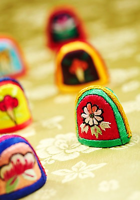 포토 JPG 스튜디오촬영 한국문화 한국전통 전통 문양 꽃 전통문화 생활용품 백그라운드 무늬 꽃무늬 패턴 전통소품 한국 실내 근접촬영 사람없음 아웃포커스 도구 바느질도구 실크 천 오브젝트 자수 골무 국내포토 식물 동양문화 아시아 문화 뷰포인트 촬영기법 내부 직물 파일형식