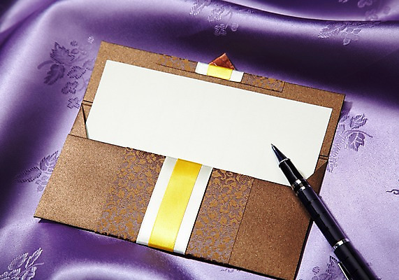 포토 JPG 스튜디오촬영 한국문화 한국전통 전통 배너 명절 종이 전통문화 백그라운드 봉투 편지봉투 안내 사각프레임 프레임 전통소품 한국 알림판 실내 사람없음 필기구 펜 만년필 실크 편지 천 알림 오브젝트 상품권 축하카드 국내포토 카드프레임 동양문화 기념일 아시아 문화 문구용품 카드_감사 내부 사각형 직물 파일형식