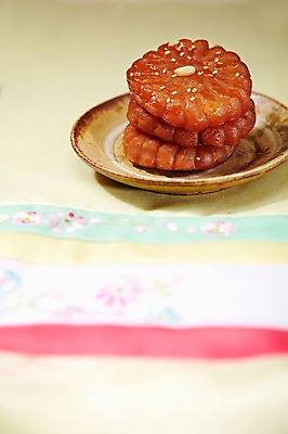 포토 JPG 스튜디오촬영 한국문화 한국전통 전통 그릇 식기 접시 명절 전통문화 한식 음식 백그라운드 디저트 실내 근접촬영 사람없음 아웃포커스 전통음식 깨 한과 잣 약과 유과 전통다과 국내포토 동양문화 기념일 문화 뷰포인트 식재료 한국 촬영기법 내부 견과류 조미료 다과 파일형식