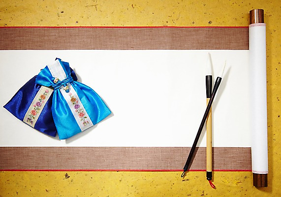 포토 JPG 스튜디오촬영 한국문화 한국전통 전통 배너 종이 전통문화 백그라운드 서예 안내 사각프레임 프레임 복주머니 전통소품 한국 광고판 알림판 실내 사람없음 도구 붓 주머니 두루마리 알림 오브젝트 족자 서예용품 국내포토 동양문화 아시아 문화 문구용품 내부 사각형 판 파일형식