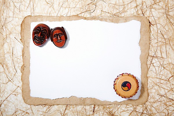 포토 JPG 스튜디오촬영 한국문화 한국전통 전통 배너 종이 전통문화 악기 백그라운드 안내 사각프레임 프레임 전통소품 한국 광고판 알림판 실내 국악기 사람없음 알림 한지 북 오브젝트 공예품 탈 민속 하회탈 민속공예 민속악기 국내포토 동양문화 아시아 문화 음악 타악기 국악 가면 내부 사각형 공예 판 파일형식