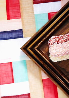 포토 JPG 스튜디오촬영 한국문화 한국전통 전통 그릇 식기 접시 명절 전통문화 음식 백그라운드 디저트 전통소품 실내 사람없음 과자 전통음식 식탁보 오브젝트 한과 조각보 전통다과 국내포토 동양문화 기념일 문화 한국 내부 보자기_천 다과 파일형식