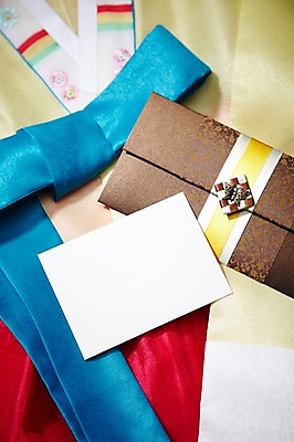 포토 JPG 스튜디오촬영 한국문화 한국전통 전통 배너 옷 명절 종이 전통문화 백그라운드 편지봉투 안내 사각프레임 프레임 전통소품 한국 광고판 알림판 실내 사람없음 치마 전통의상 한복 편지 알림 오브젝트 저고리 축하카드 고름 국내포토 카드프레임 동양문화 기념일 아시아 문화 하의 봉투 카드_감사 내부 사각형 판 파일형식