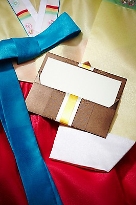 포토 JPG 스튜디오촬영 한국문화 한국전통 전통 배너 옷 명절 종이 전통문화 백그라운드 봉투 편지봉투 안내 사각프레임 프레임 전통소품 한국 알림판 실내 사람없음 치마 전통의상 한복 편지 알림 오브젝트 상품권 저고리 고름 국내포토 카드프레임 동양문화 기념일 아시아 문화 하의 내부 사각형 파일형식