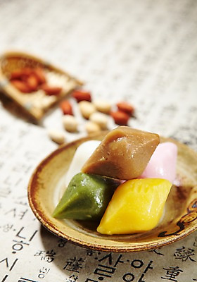 포토 JPG 스튜디오촬영 문자 한국문화 한국전통 전통 그릇 접시 명절 종이 전통문화 음식 백그라운드 열쇠 디저트 떡 쟁반 실내 근접촬영 한글 사람없음 아웃포커스 추석 전통음식 한지 키_도구 송편 땅콩 명절음식 국내포토 동양문화 식기 기념일 문화 뷰포인트 한국 촬영기법 내부 견과류 도구 파일형식