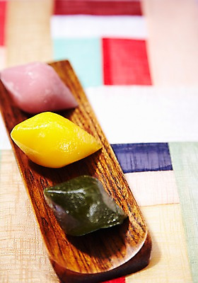 포토 JPG 스튜디오촬영 한국문화 한국전통 전통 그릇 접시 명절 전통문화 음식 백그라운드 떡 쟁반 실내 근접촬영 사람없음 아웃포커스 추석 전통음식 식탁보 송편 명절음식 조각보 국내포토 동양문화 식기 기념일 문화 뷰포인트 한국 촬영기법 내부 보자기_천 파일형식