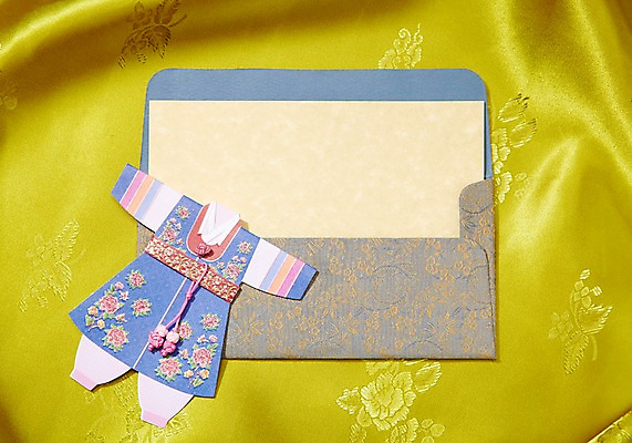 포토 JPG 스튜디오촬영 한국문화 한국전통 전통 배너 명절 종이 전통문화 백그라운드 봉투 편지봉투 안내 사각프레임 프레임 전통소품 한국 알림판 실내 사람없음 전통의상 한복 실크 편지 천 알림 오브젝트 상품권 축하카드 종이인형 색동옷 아동복 국내포토 카드프레임 동양문화 옷 기념일 아시아 문화 인형 카드_감사 내부 사각형 직물 파일형식