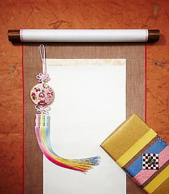 포토 JPG 스튜디오촬영 한국문화 한국전통 전통 문양 배너 잡화 명절 종이 전통문화 백그라운드 무늬 꽃무늬 포장 장신구 안내 사각프레임 프레임 전통소품 한국 광고판 알림판 실내 선물 사람없음 선물상자 상자 두루마리 알림 한지 오브젝트 노리개 족자 자수 전통용품 국내포토 동양문화 기념일 꽃 아시아 문화 내부 사각형 판 파일형식