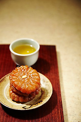 포토 JPG 스튜디오촬영 한국문화 한국전통 전통 그릇 식기 접시 명절 전통문화 음료 한식 음식 백그라운드 디저트 잔 쟁반 실내 근접촬영 사람없음 아웃포커스 장식 컵 전통음식 차 찻잔 녹차 깨 한과 잣 약과 유과 전통다과 국내포토 동양문화 기념일 문화 뷰포인트 식재료 한국 촬영기법 내부 차_음료 견과류 조미료 다과 파일형식