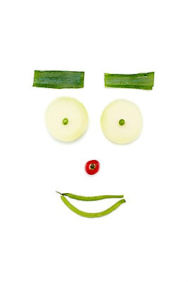 포토 JPG 스튜디오촬영 행복 음식 백그라운드 컨셉 채소 과일 재료 방울토마토 양파 실내 표정 미소 웃음 사람없음 기쁨 입 눈썹 코 완두콩 파 대파 안구 국내포토 감정 얼굴 토마토 콩 내부 신체부위 파일형식