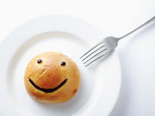 포토 JPG 스튜디오촬영 그릇 식기 접시 행복 음식 빵 백그라운드 포크 컨셉 디저트 실내 표정 미소 웃음 사람없음 기쁨 입 안구 국내포토 감정 내부 신체부위 파일형식