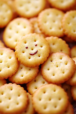 포토 JPG 스튜디오촬영 행복 음식 백그라운드 컨셉 디저트 실내 표정 미소 웃음 근접촬영 사람없음 아웃포커스 크래커 쿠키 과자 기쁨 입 안구 국내포토 감정 뷰포인트 촬영기법 내부 신체부위 파일형식