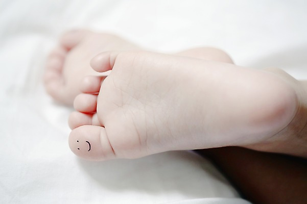 포토 JPG 스튜디오촬영 행복 백그라운드 컨셉 신체 발 실내 표정 한명 미소 웃음 사람 근접촬영 아웃포커스 신체부위 기쁨 이불 아기 천 발바닥 발가락 양발 아기만 국내포토 1 감정 뷰포인트 침구 촬영기법 내부 직물 파일형식